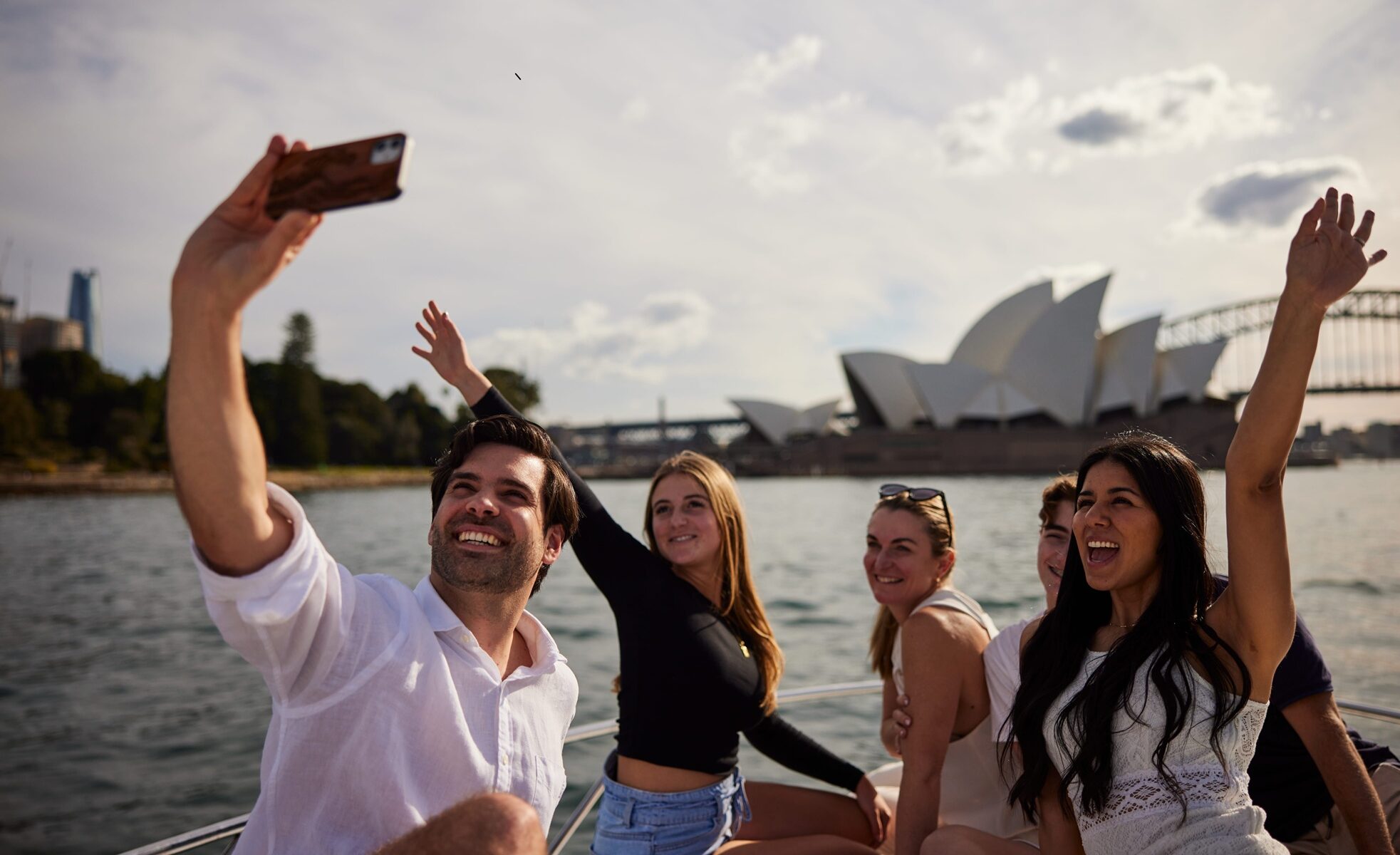 Sydney Luxury Cruises operates on Sydney Harbour exploring the harbour beaches, waterfront mansions and icons.